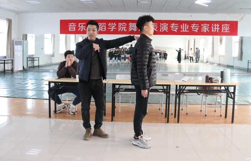 刘承俊教授受邀为舞蹈表演专业师生做专题讲座